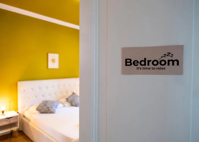 Apartment By The Colosseum - White Chic Flats *