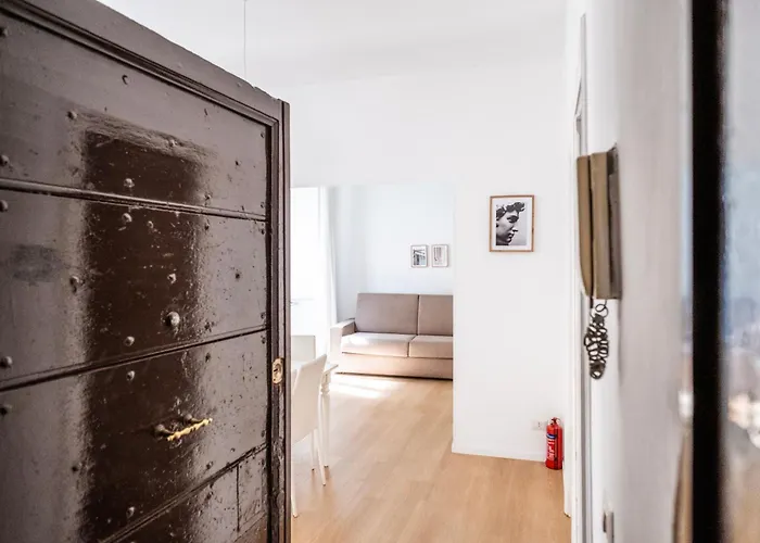 Apartment By The Colosseum - White Chic Flats *