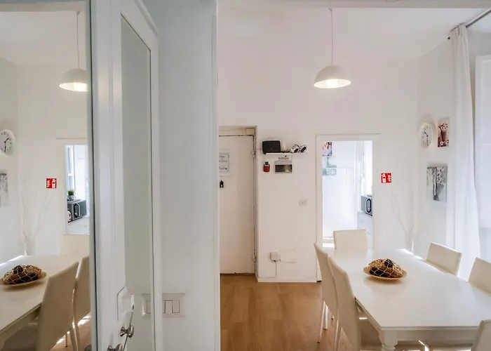 Apartment By The Colosseum - White Chic Flats