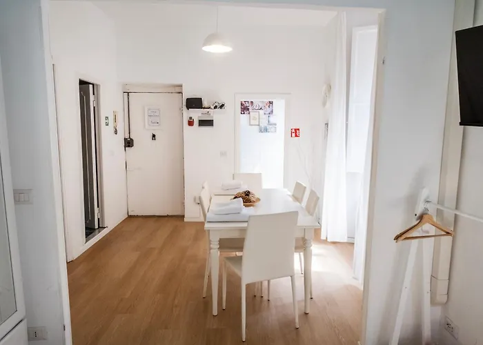 Apartment By The Colosseum - White Chic Flats *