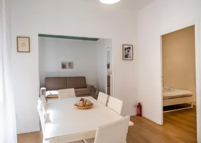 Apartment By The Colosseum - White Chic Flats *