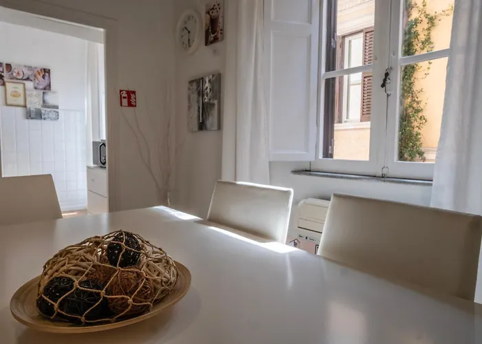Apartment By The Colosseum - White Chic Flats Rome