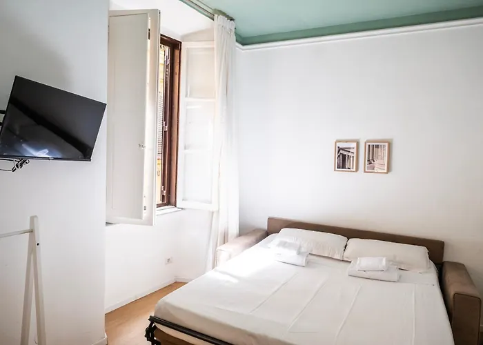 By The Colosseum - White Chic Flats Apartment